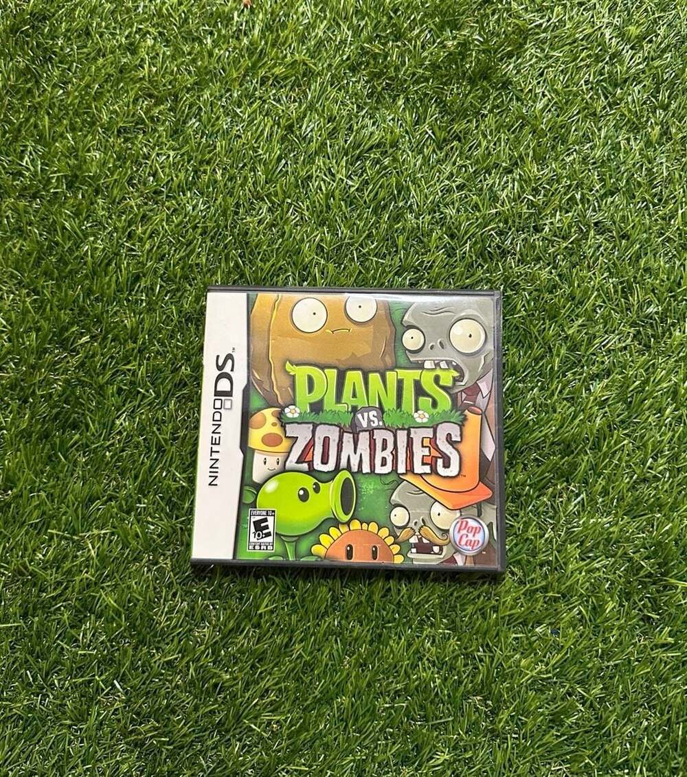 Nintendo 2009 Zelda Spirit Tracks DS Cart & Plants VS Zombies Case.